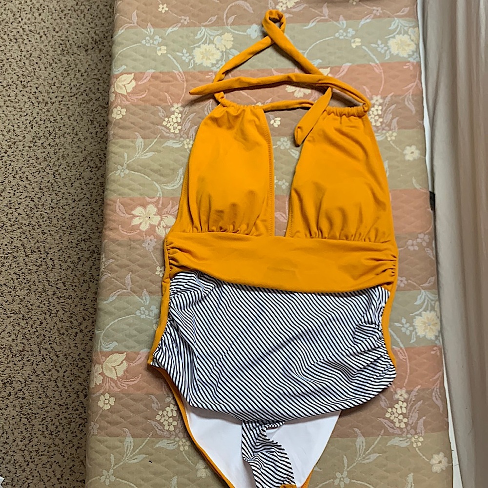 Cupshe one piece, L New with tags on